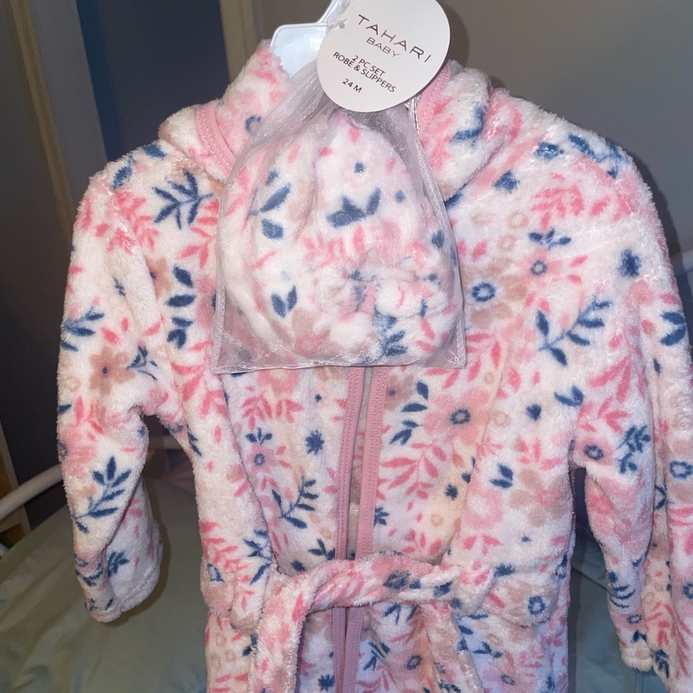 Tahari Baby Pink and Blue Floral Robe NWT